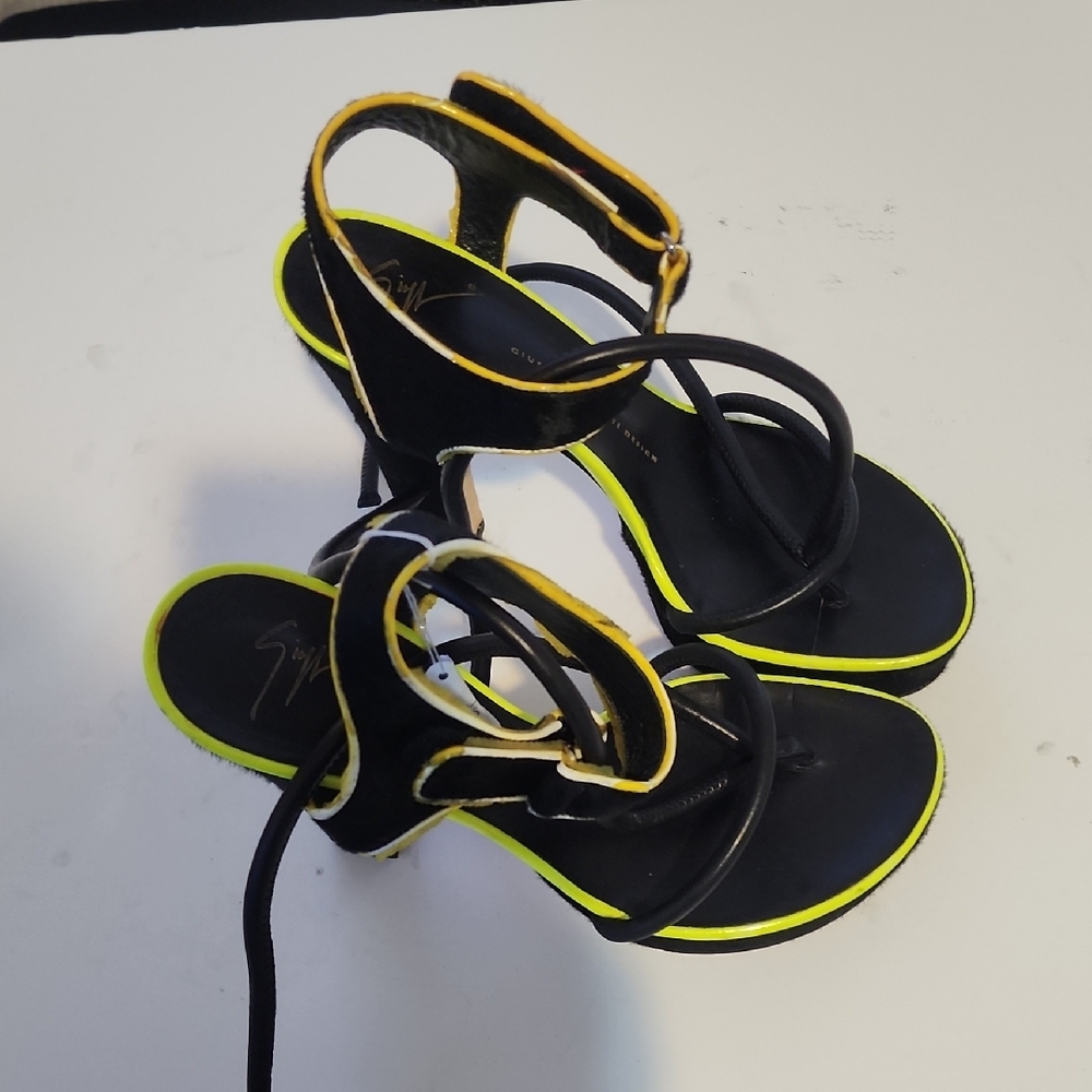 Elegant Black and Yellow Strappy Heels - Picture 4 of 6